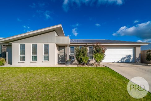4 Charlton Street, BOOROOMA NSW 2650