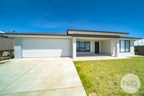 4 Fenner Drive, LLOYD NSW 2650