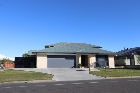 4 Kallaroo Crescent, ASHMORE QLD 4214