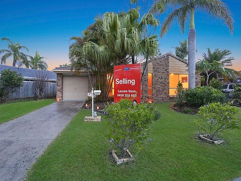 4 LARGO Place, VARSITY LAKES QLD 4227