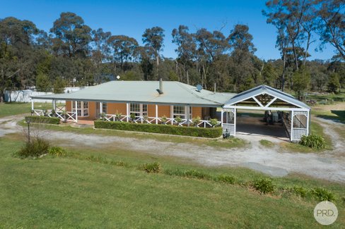 4 Laurence Drive, SNAKE VALLEY VIC 3351