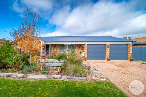 4 Magnolia Parade, LAKE ALBERT NSW 2650