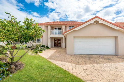 4 Meadowlake Drive, CARRARA QLD 4211