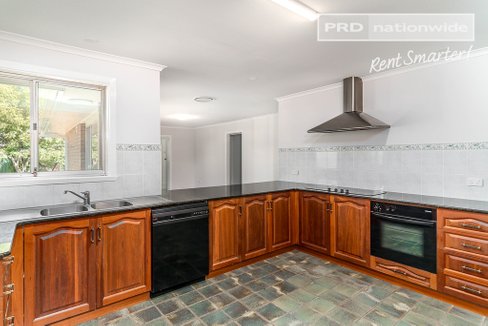 4 Oleander Crescent, LAKE ALBERT NSW 2650