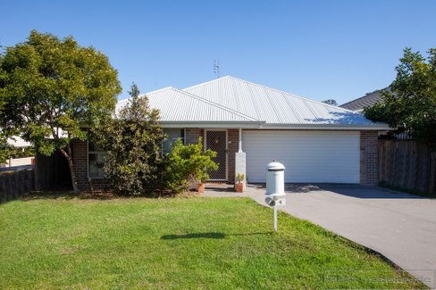 4 Oystercatcher Street, ABERGLASSLYN NSW 2320