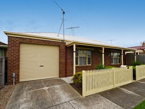 4 Pinder Court St Albans Park 3219