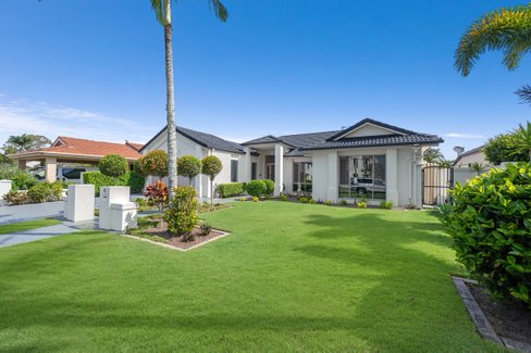 4 Seychelles Court, Burleigh Waters QLD 4220