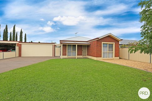 4 Stamford Court, BURONGA NSW 2739