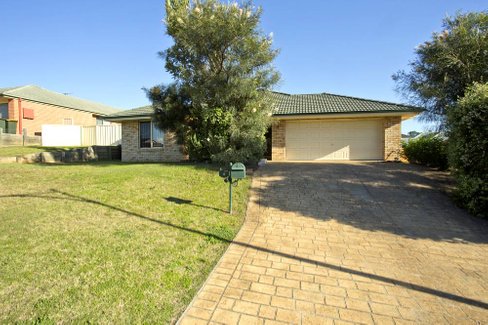 4 Stanton Drive, RAWORTH NSW 2321