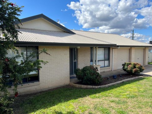 4 Warburton Drive, TAMWORTH NSW 2340