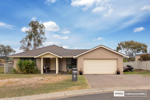4 Woodside Road, TAMWORTH NSW 2340