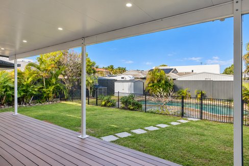 4 Yerrecoin Place, BURLEIGH WATERS QLD 4220