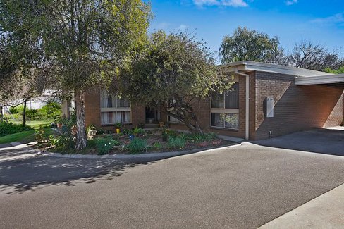 4/11 Hayes Street, IRONBARK VIC 3550