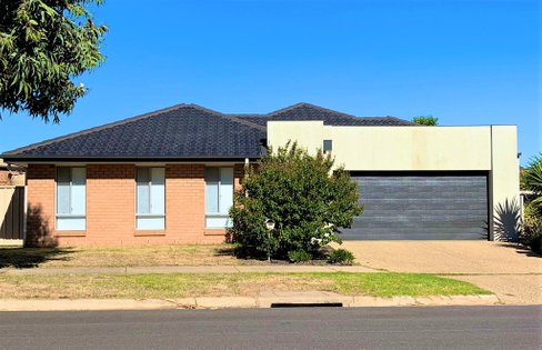 42 Greta Drive, HAMILTON VALLEY NSW 2641