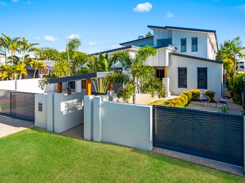 42 Parnki Parade, PALM BEACH QLD 4221