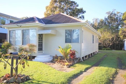 42 The Boulevarde, DUNBOGAN NSW 2443