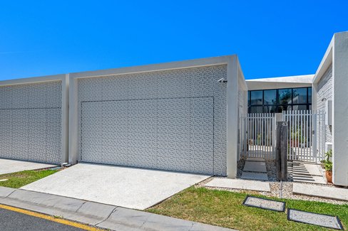 42 Theatre Drive, BENOWA QLD 4217