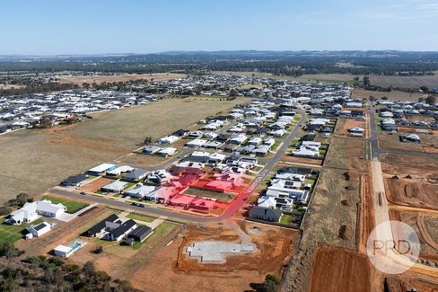 42 Valencia Drive, GOBBAGOMBALIN NSW 2650