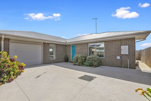 42 Whitecliff Way Armstrong Creek 3217