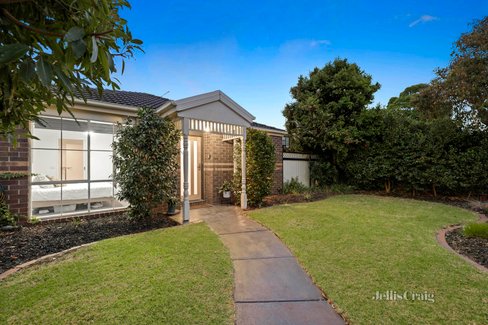 4 23 Swansea Grove Mornington 3931