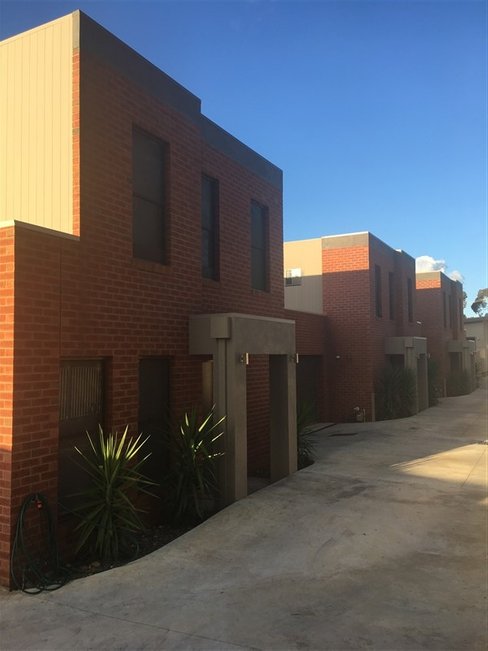 4/3 Leigh Avenue, KENNINGTON VIC 3550
