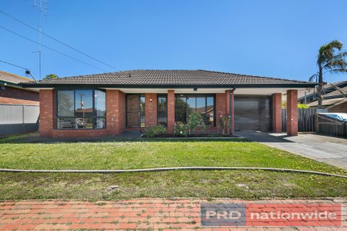 44 Langstaffe Drive, WENDOUREE VIC 3355