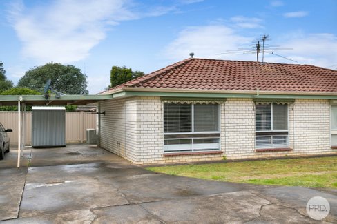 4/4 Warratta Avenue, DELACOMBE VIC 3356