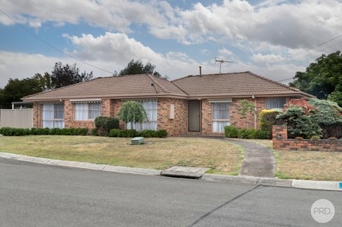 45 Langstaffe Drive, WENDOUREE VIC 3355