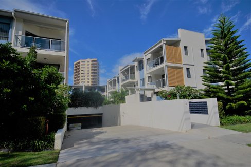 4/6 Saks on Fifth, Fifth Avenue, BURLEIGH HEADS QLD 4220