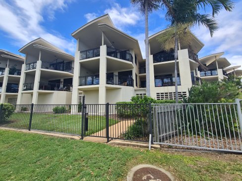 4/8A Wyndham Avenue, BOYNE ISLAND QLD 4680