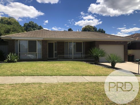 49 Kingfisher Drive, WEST WODONGA VIC 3690