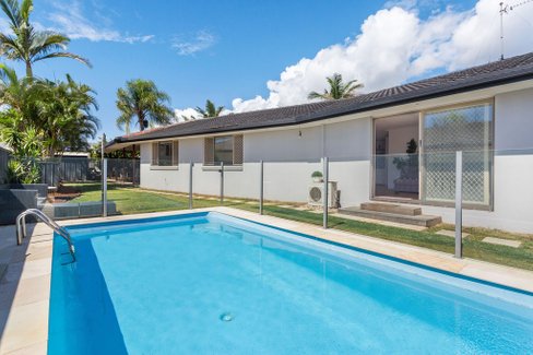 49 Oceanic Drive, MERMAID WATERS QLD 4218