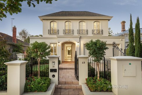 49 Windsor Crescent Mont Albert 3127
