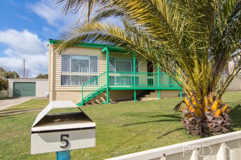 5 Ash Street, BATLOW NSW 2730