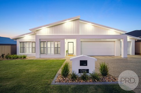 5 Billabong Crescent, GOBBAGOMBALIN NSW 2650