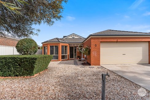 5 Black Wattle Avenue, EPSOM VIC 3551