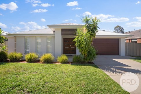 5 Breasley Crescent, BOOROOMA NSW 2650