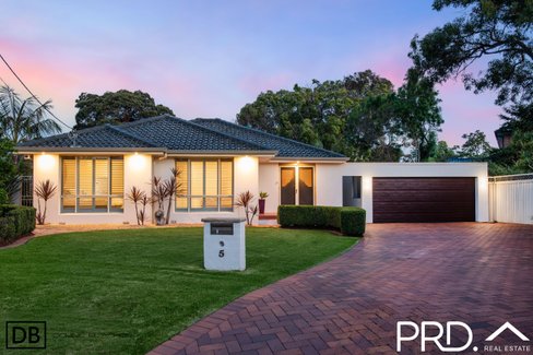 5 Carlowrie Crescent, EAST HILLS NSW 2213