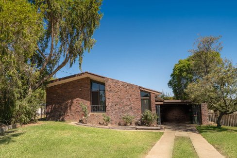 5 Falcon Place, KOORINGAL NSW 2650