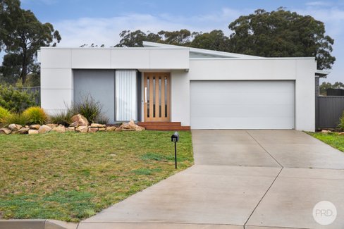5 Holmsgarth Court, BROWN HILL VIC 3350