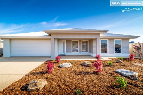 5 Hughes Court, LLOYD NSW 2650
