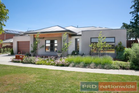 5 Insignia Boulevard, ALFREDTON VIC 3350