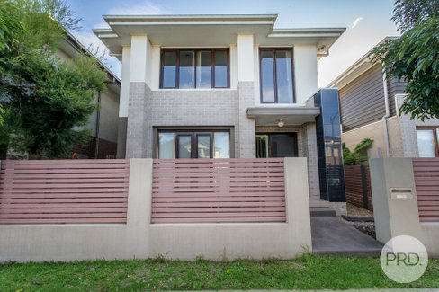 5 Lakeside Parade, JORDAN SPRINGS NSW 2747