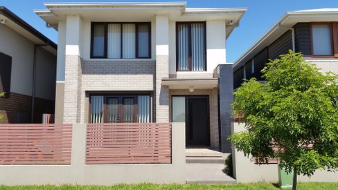 5 Lakeside Parade, JORDAN SPRINGS NSW 2747