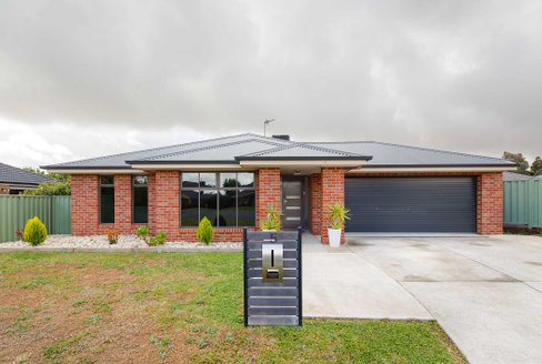 5 Pemberton Place, MINERS REST VIC 3352