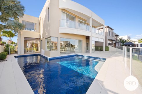5 Royal Albert Crescent, SOVEREIGN ISLANDS QLD 4216