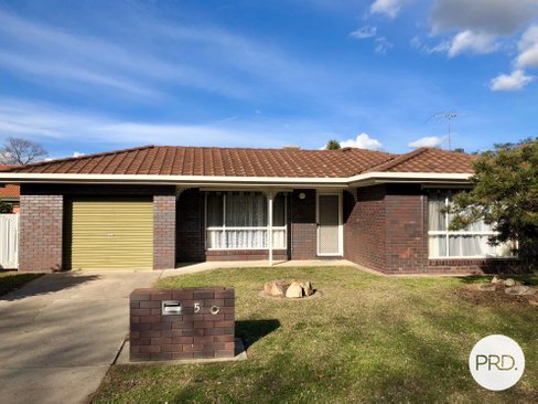 5 Saville Avenue, LAVINGTON NSW 2641