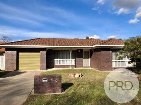 5 Saville Avenue, LAVINGTON NSW 2641