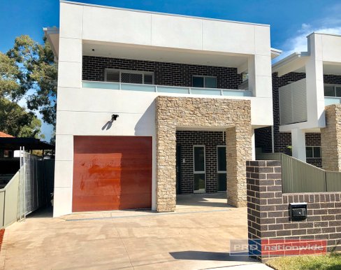 5 Singleton Avenue, EAST HILLS NSW 2213