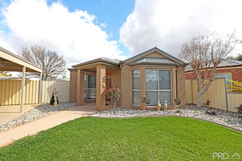 5 Stamford Court, BURONGA NSW 2739